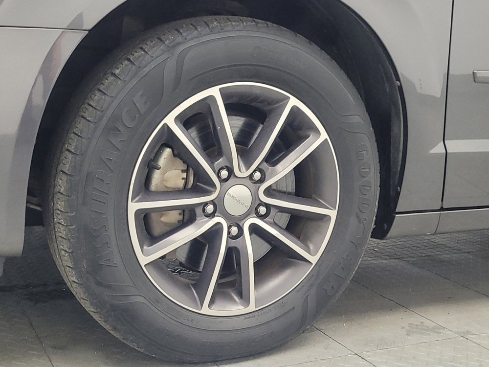 Used 2017 Dodge Grand Caravan SXT image 31