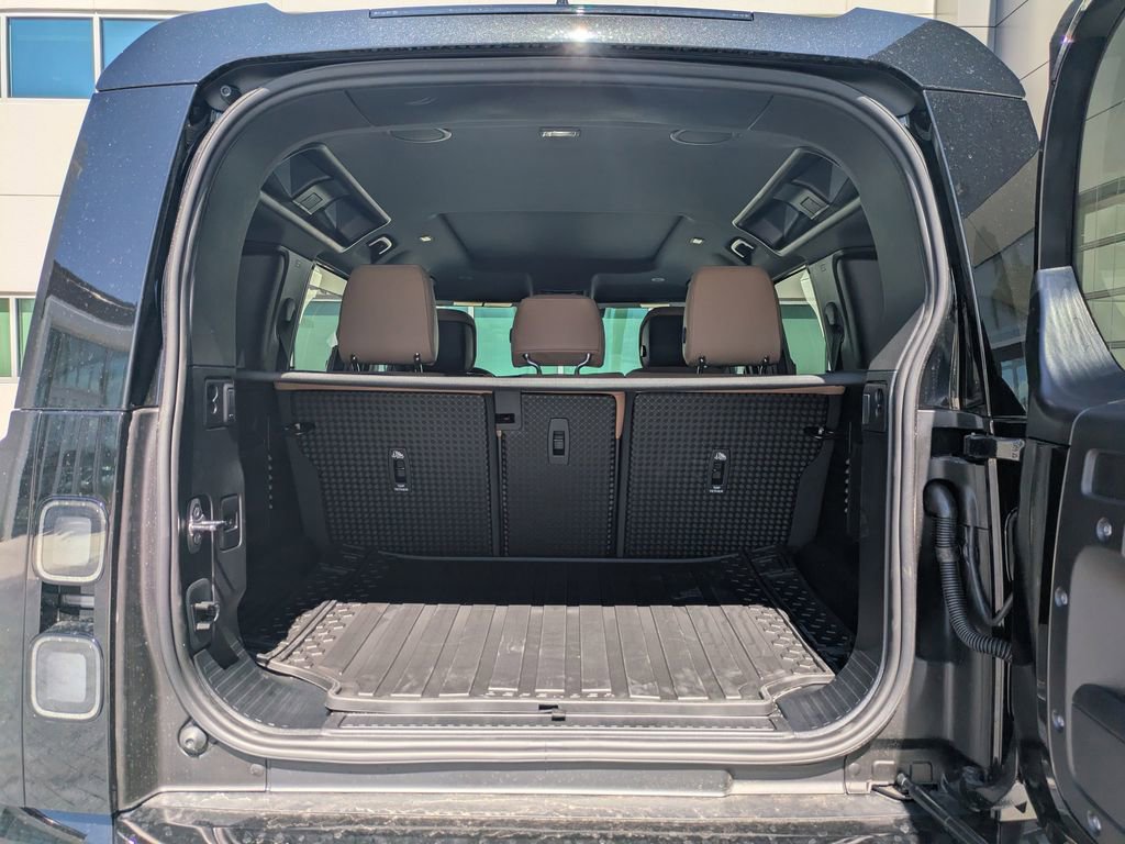 New 2026 Land Rover Defender 110 X-Dynamic SE AWD/4WD image 14