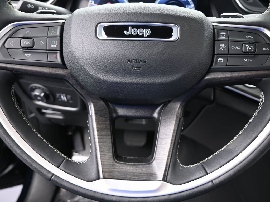 Used 2024 Jeep Grand Cherokee Limited w/ Black Appearance Package image 31