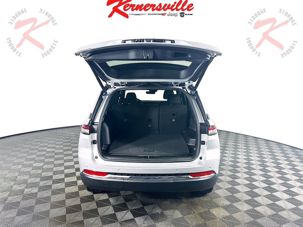 New 2025 Jeep Grand Cherokee Laredo X w/ Luxury Tech Group I image 16