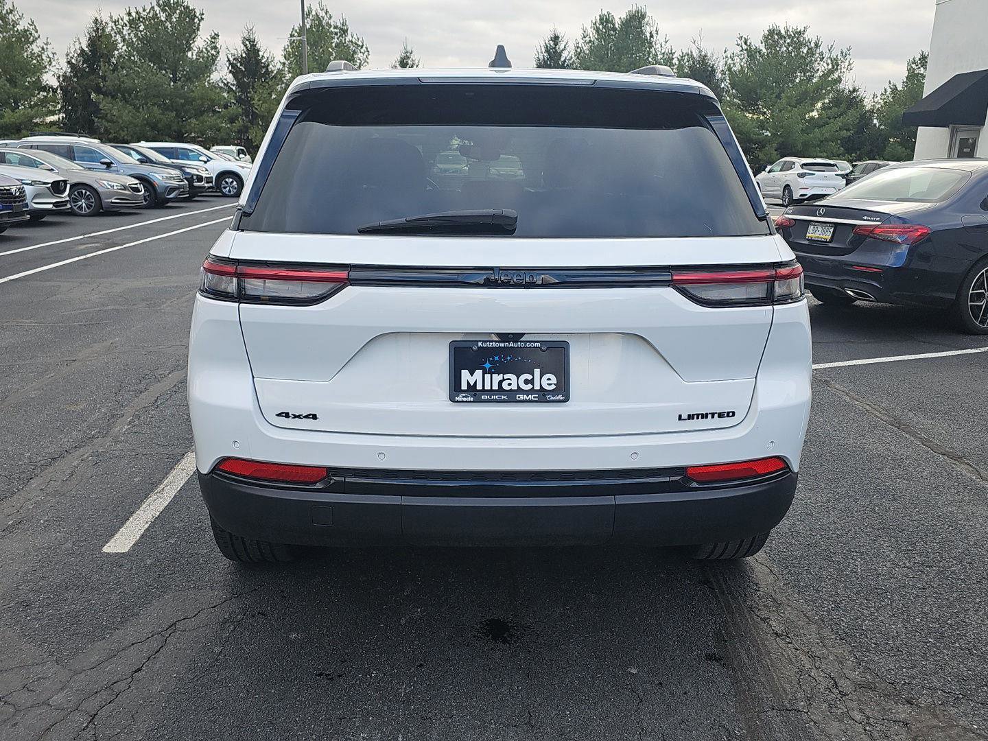 Used 2023 Jeep Grand Cherokee Limited w/ Black Appearance Package AWD/4WD image 17