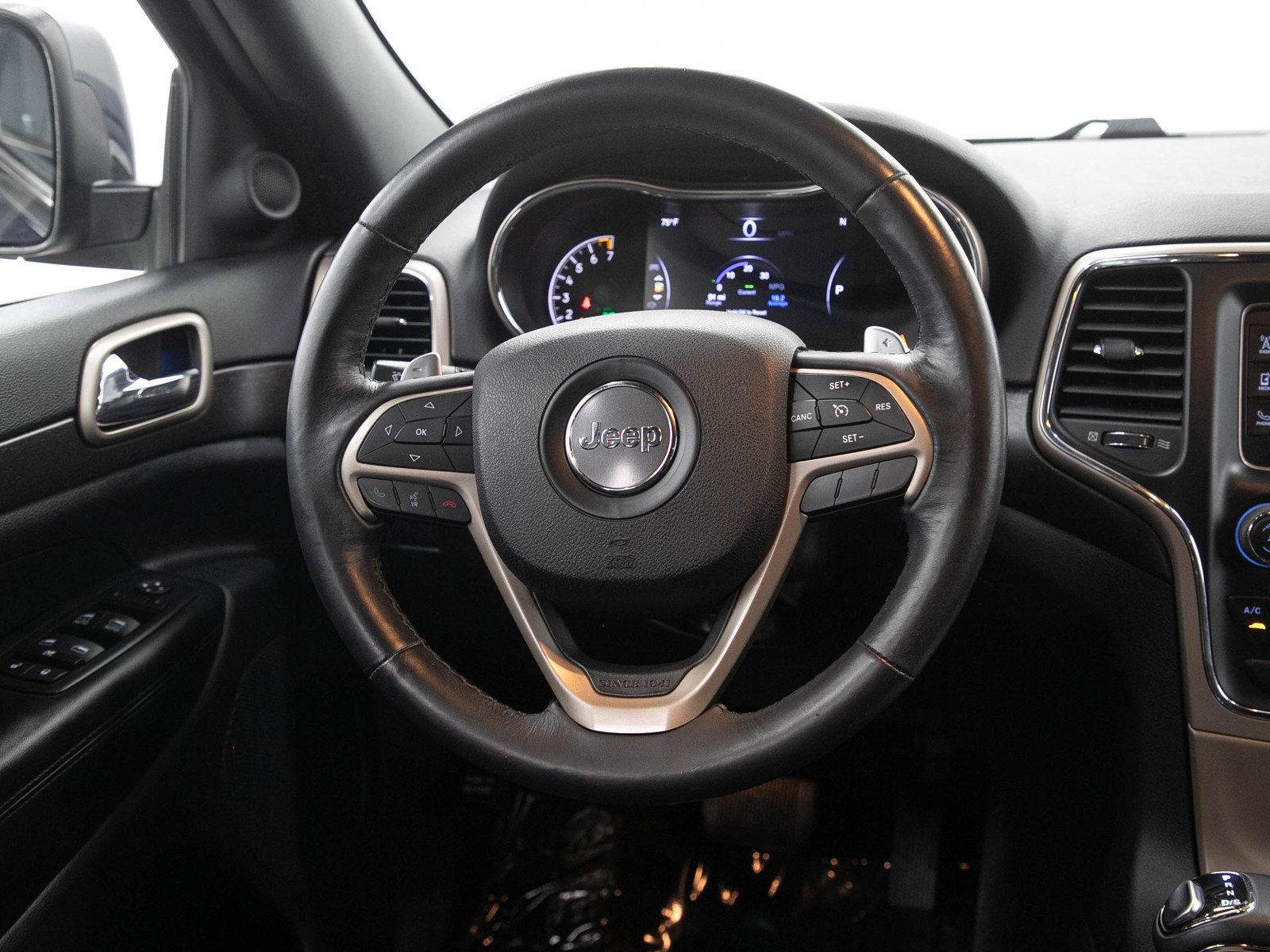 Used 2015 Jeep Grand Cherokee Laredo w/ Quick Order Package 23E AWD/4WD image 16