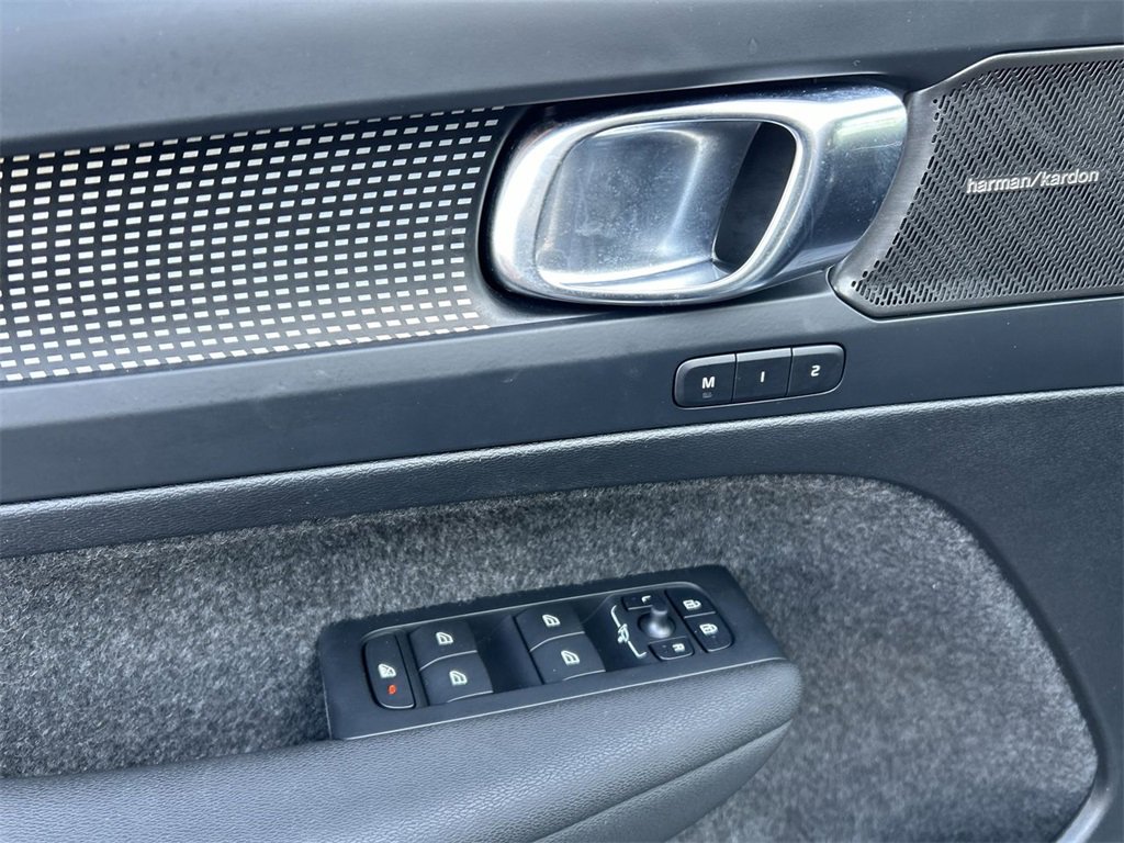 Used 2024 Volvo XC40 B5 Plus image 16