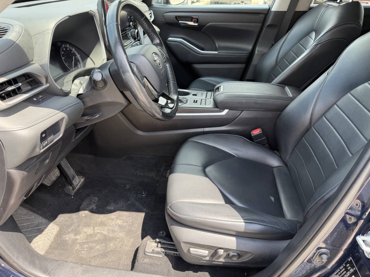Used 2021 Toyota Highlander XLE AWD/4WD image 14