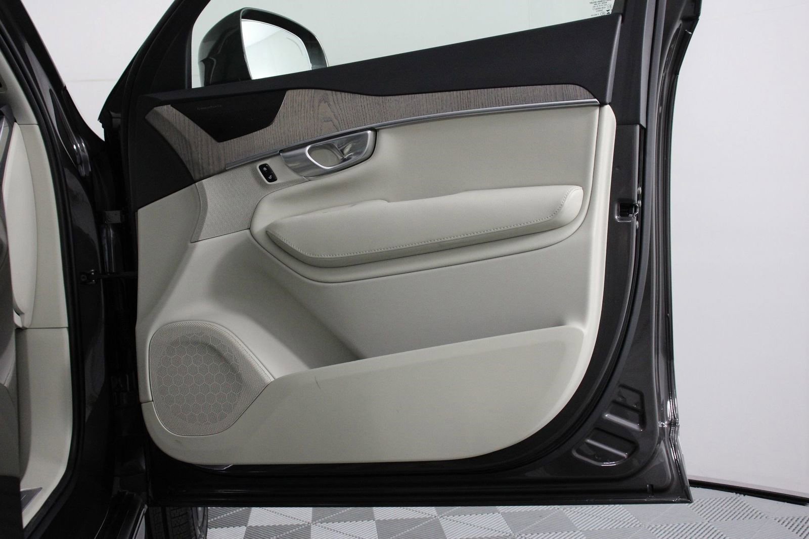 Certified 2024 Volvo XC90 T8 Plus w/ Protection Package Premier image 21