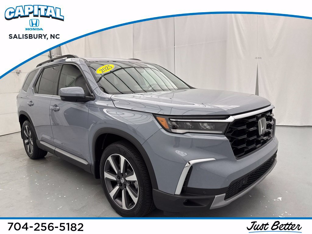 Used 2025 Honda Pilot Touring image 1