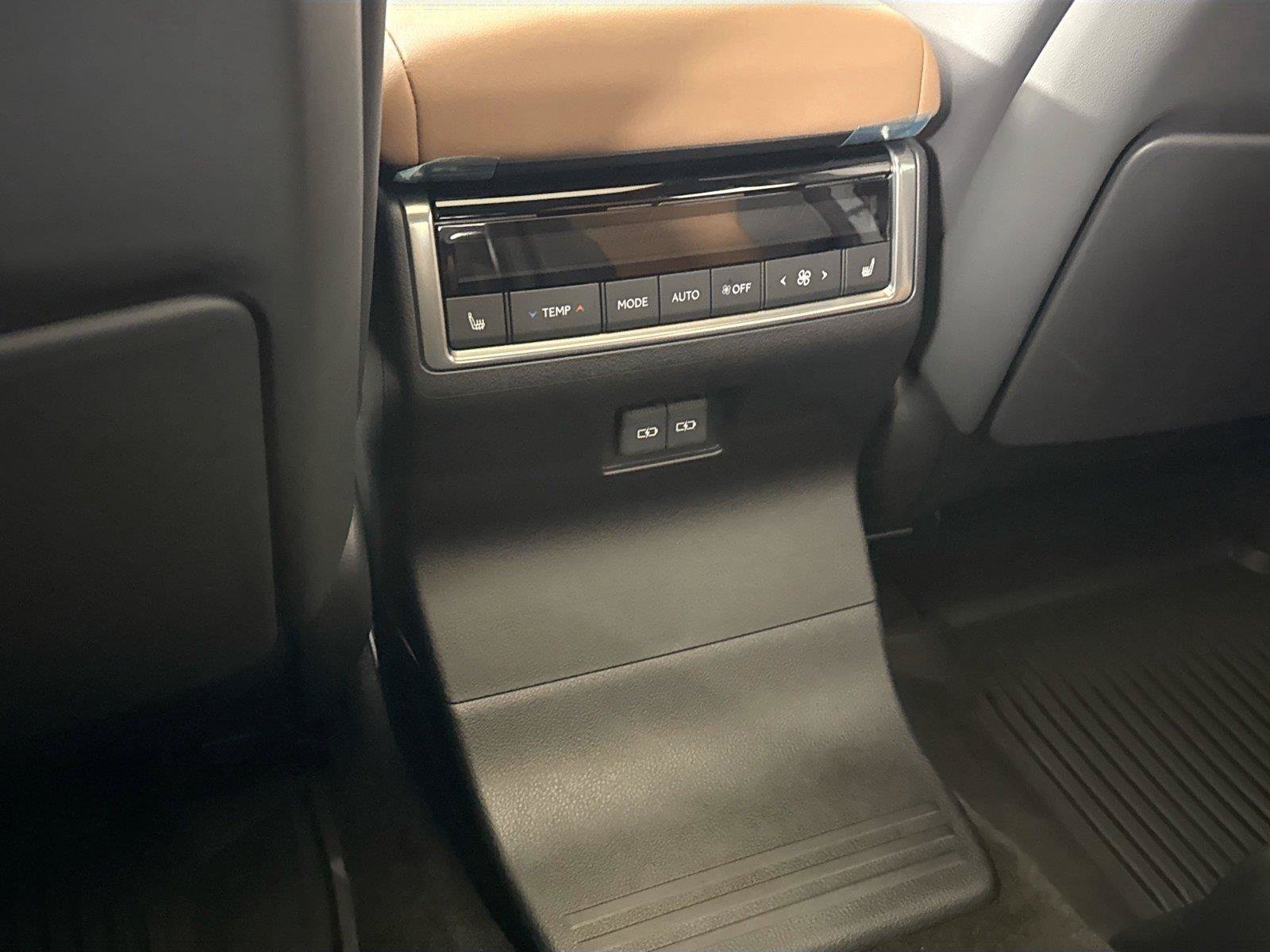 Used 2025 Lexus GX 550 w/ Accessory Package (2T) AWD/4WD image 36