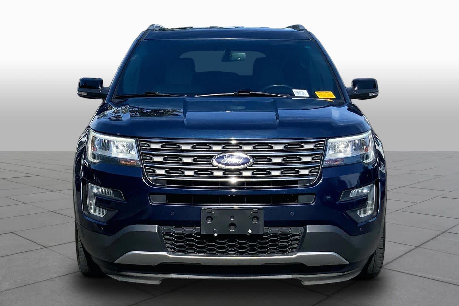 Used 2017 Ford Explorer XLT w/ Equipment Group 202A FWD image 4