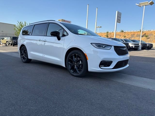 New 2026 Chrysler Pacifica Limited w/ Uconnect Theater Family Group FWD image 9