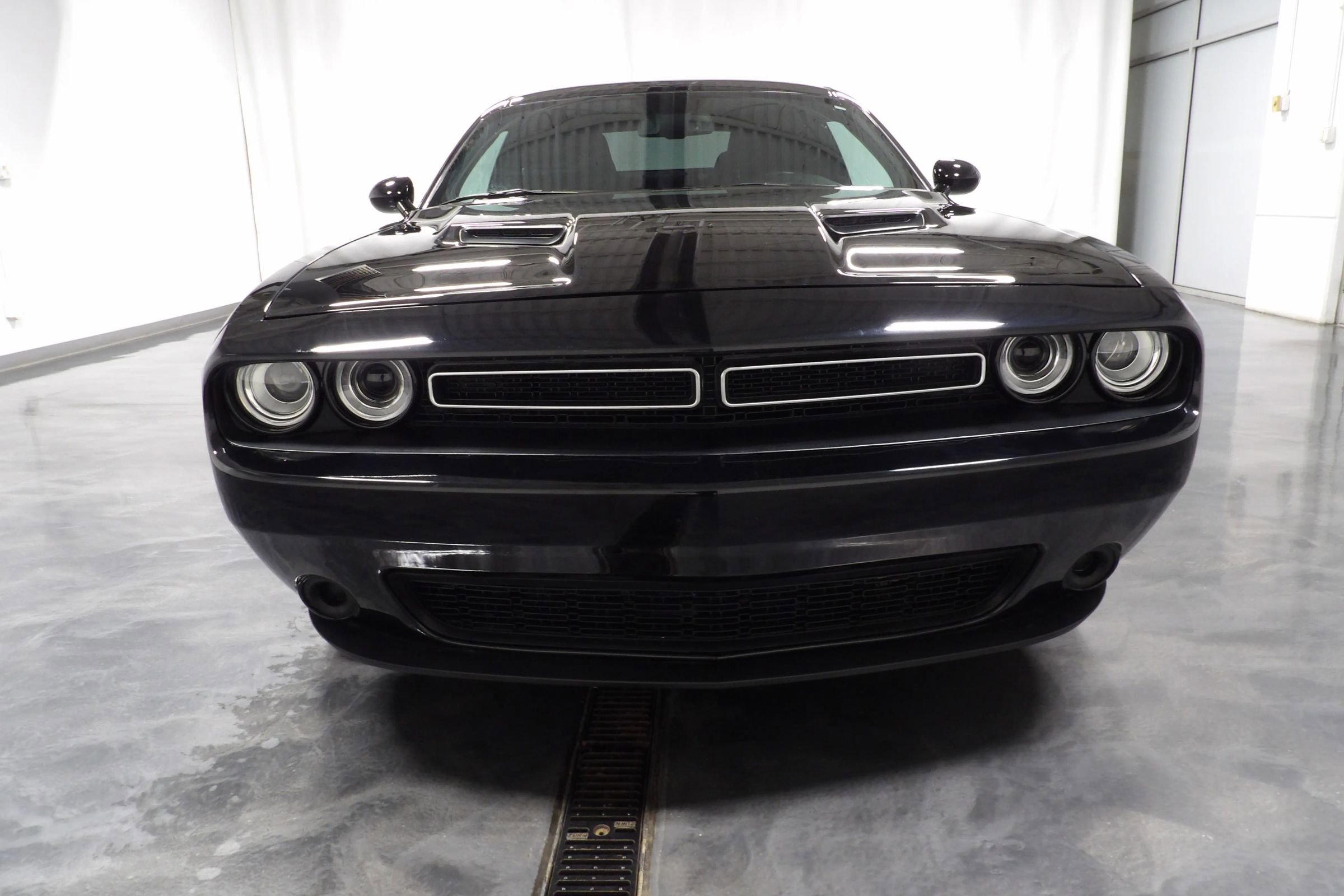 Used 2023 Dodge Challenger SXT image 3