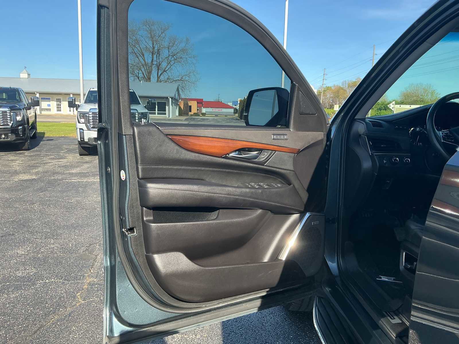 Used 2020 Cadillac Escalade Premium Luxury AWD/4WD image 19