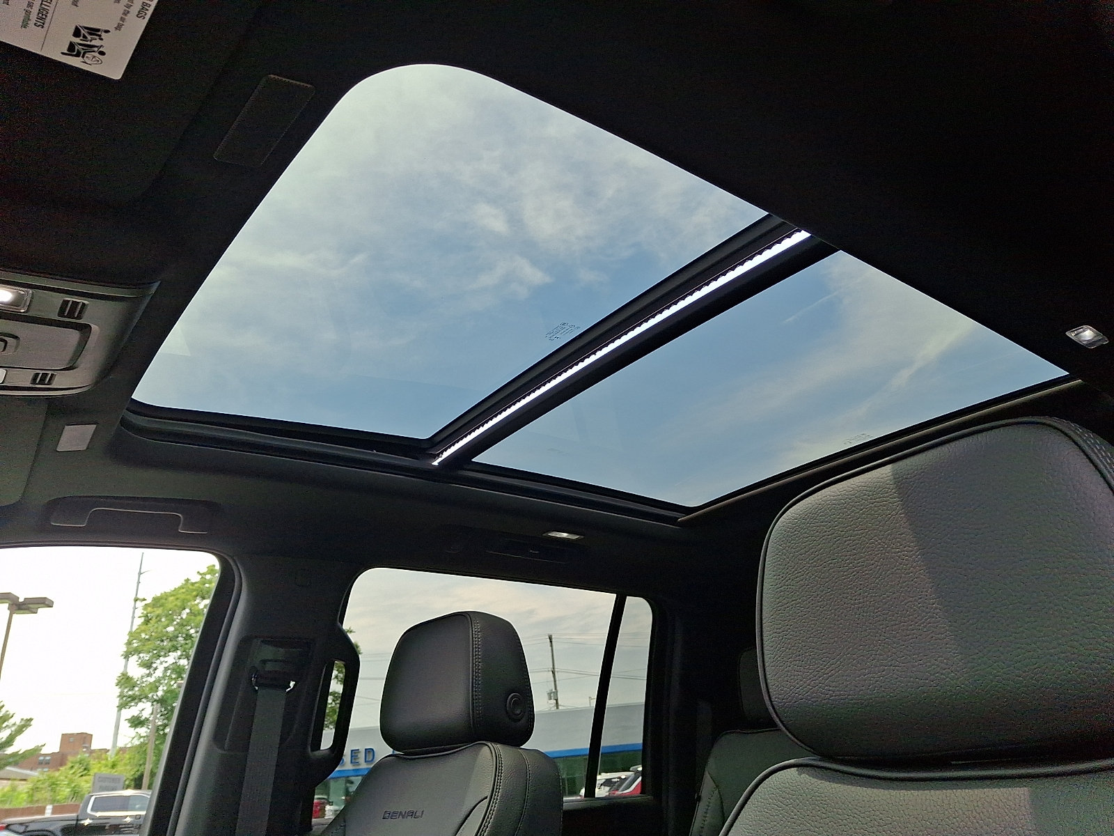 Certified 2025 GMC Yukon XL Denali w/ Sun & Power Step Package AWD/4WD image 15