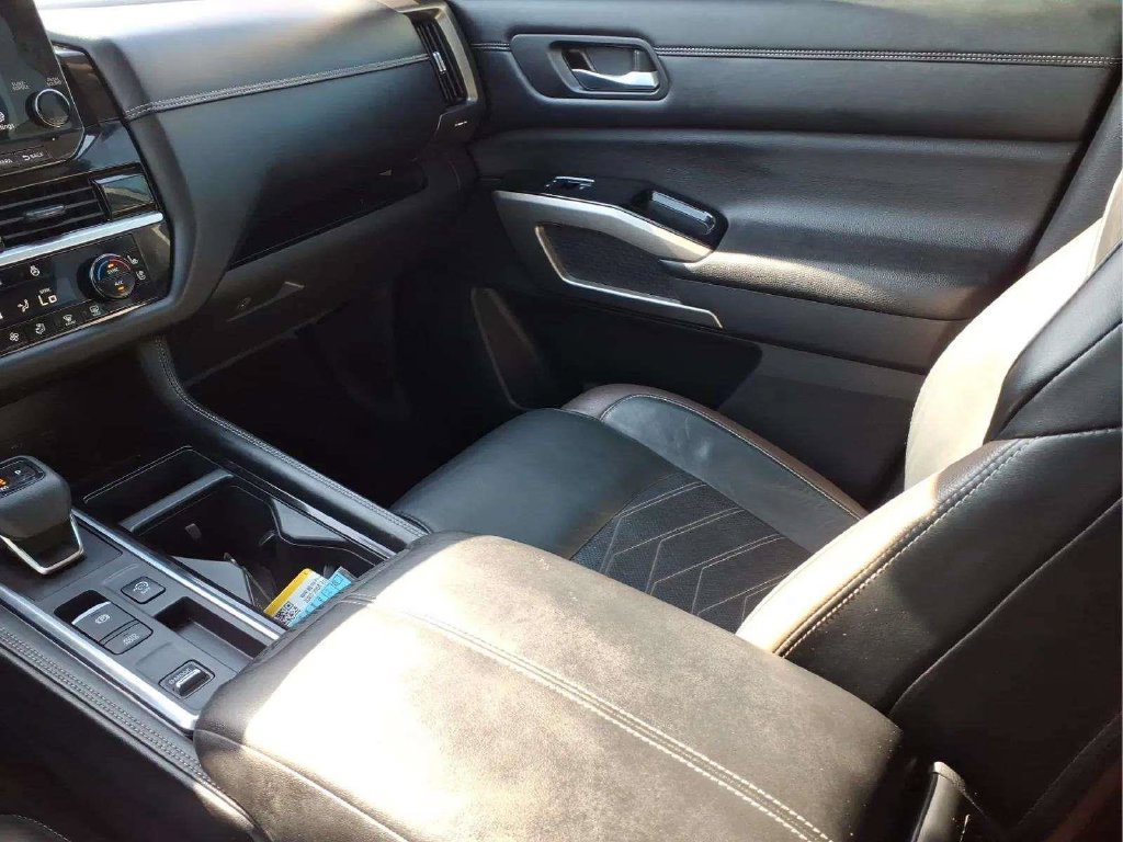 Used 2023 Nissan Pathfinder Platinum FWD image 12
