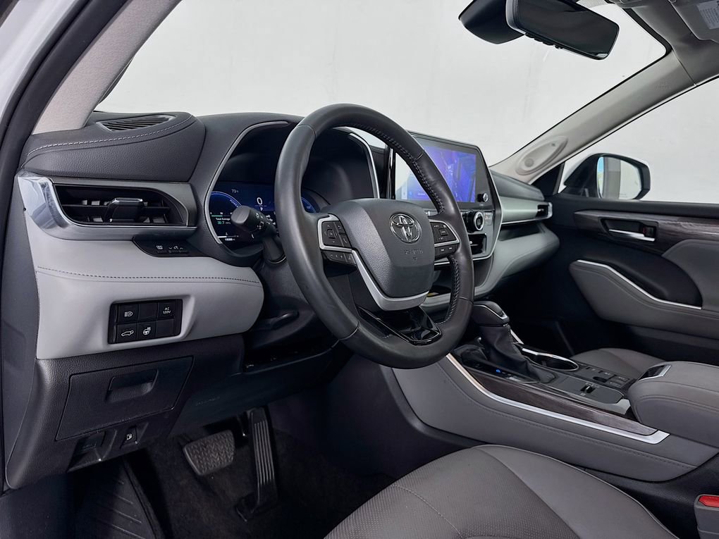 Used 2024 Toyota Highlander Limited image 12