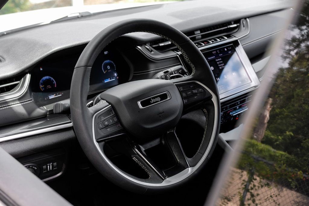 Used 2023 Jeep Grand Cherokee Altitude image 4