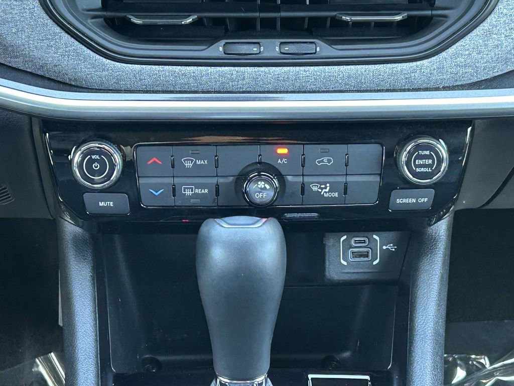 Used 2024 Jeep Compass Latitude image 15