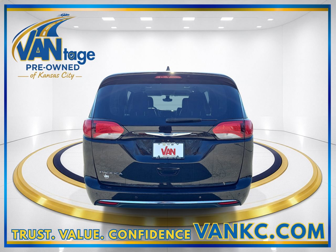 Used 2017 Chrysler Pacifica Touring-L image 7