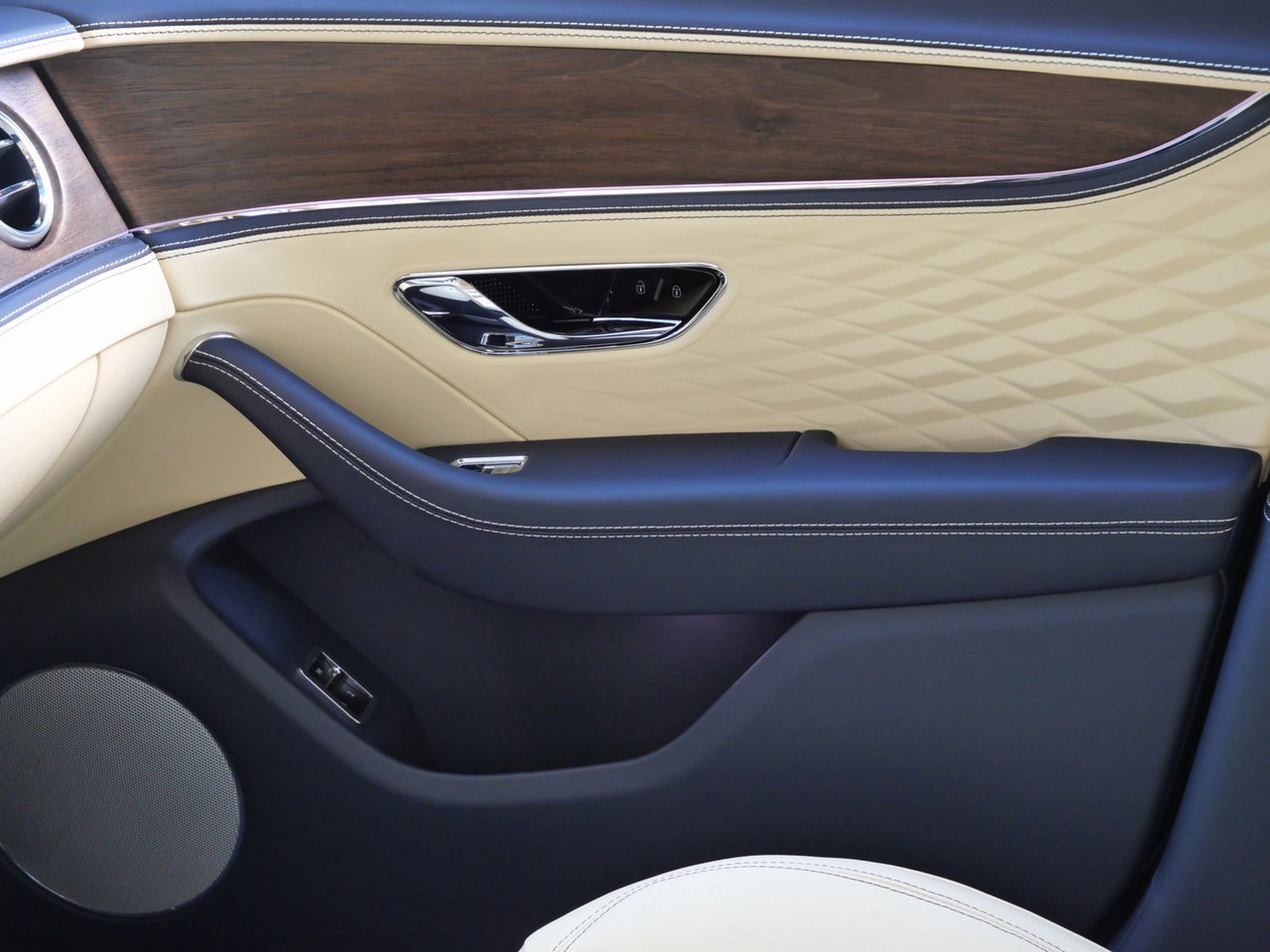 New 2026 Bentley Flying Spur Azure image 16