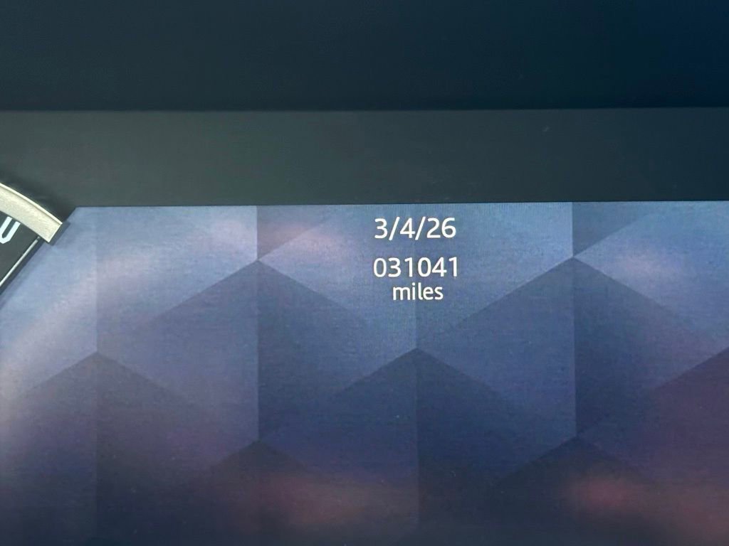 Used 2023 Land Rover Defender 110 SE image 27