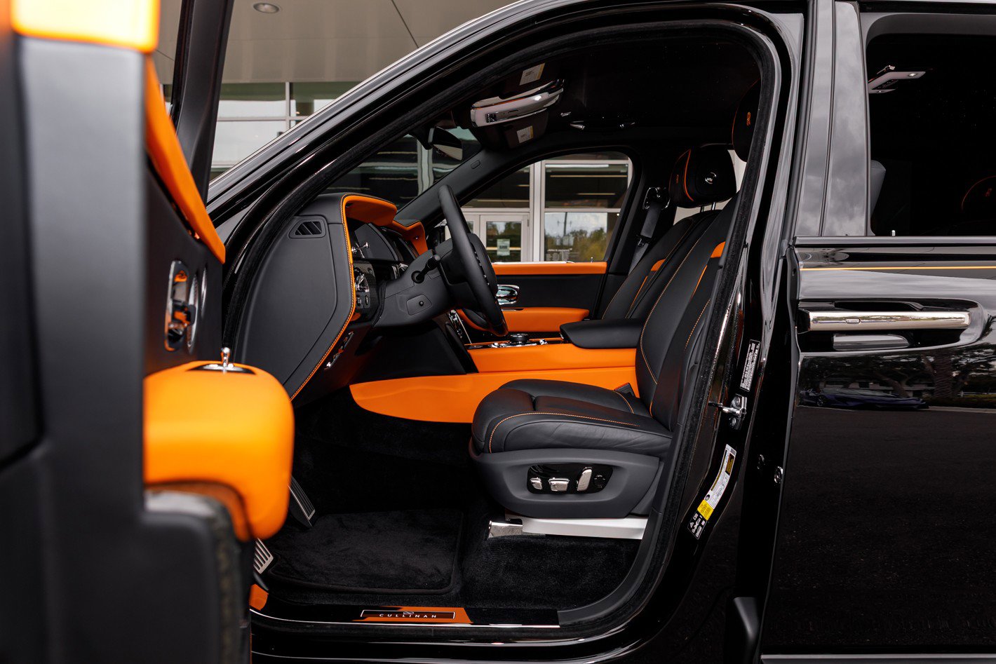 Used 2022 Rolls-Royce Cullinan Black Badge w/ Dark Exterior Package image 44