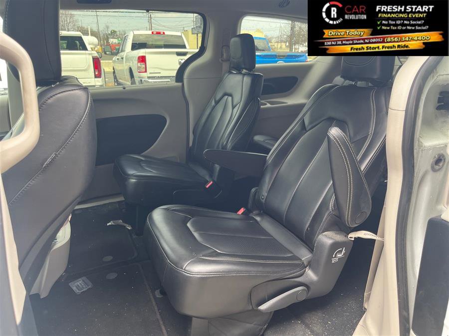 Used 2023 Chrysler Pacifica Touring-L FWD image 32