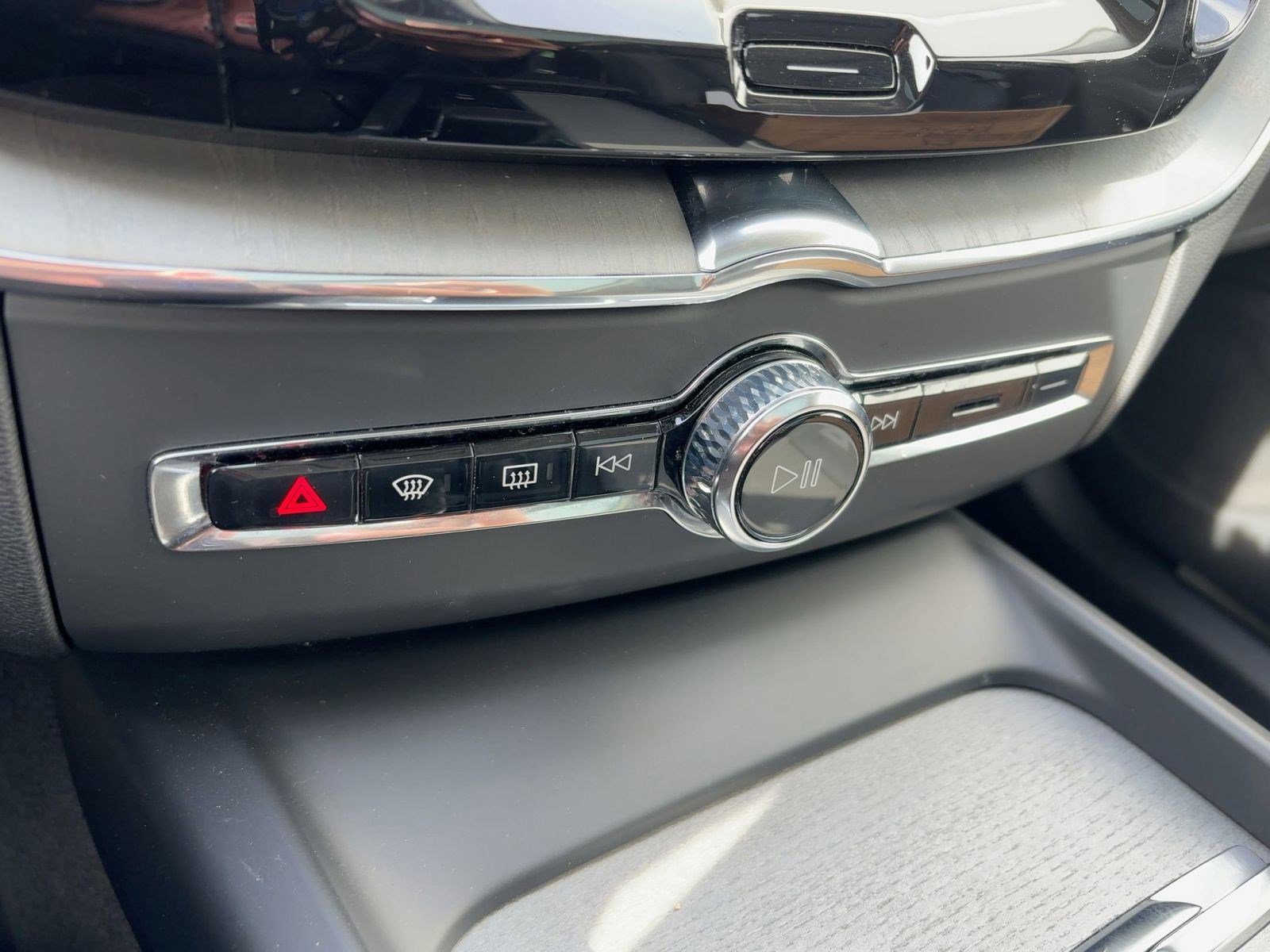 Certified 2025 Volvo XC60 B5 Plus image 17