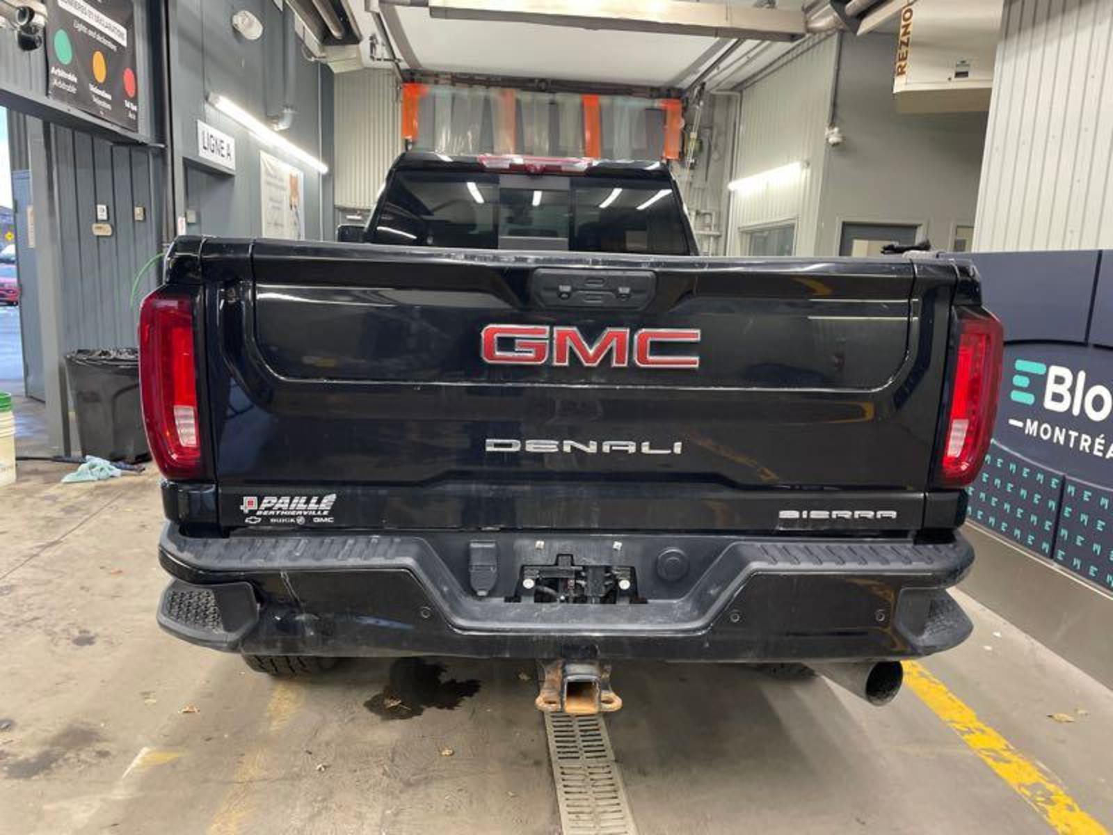 Used 2023 GMC Sierra 2500 Denali w/ Denali Black Diamond Edition image 8