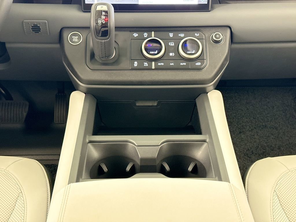 Used 2025 Land Rover Defender 110 X-Dynamic SE image 12