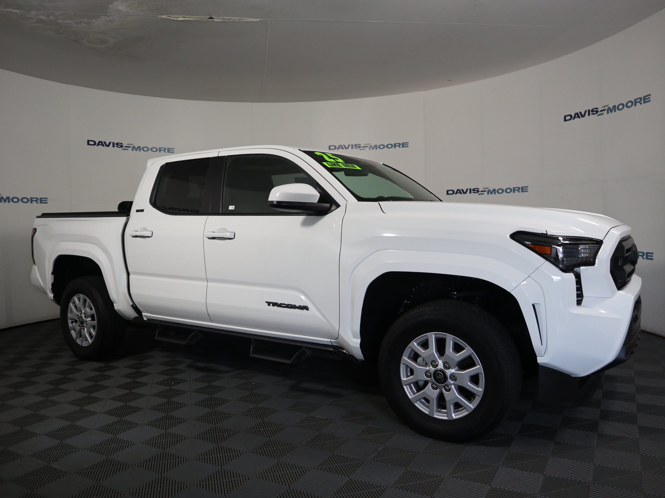 Used 2025 Toyota Tacoma SR5 AWD/4WD image 4
