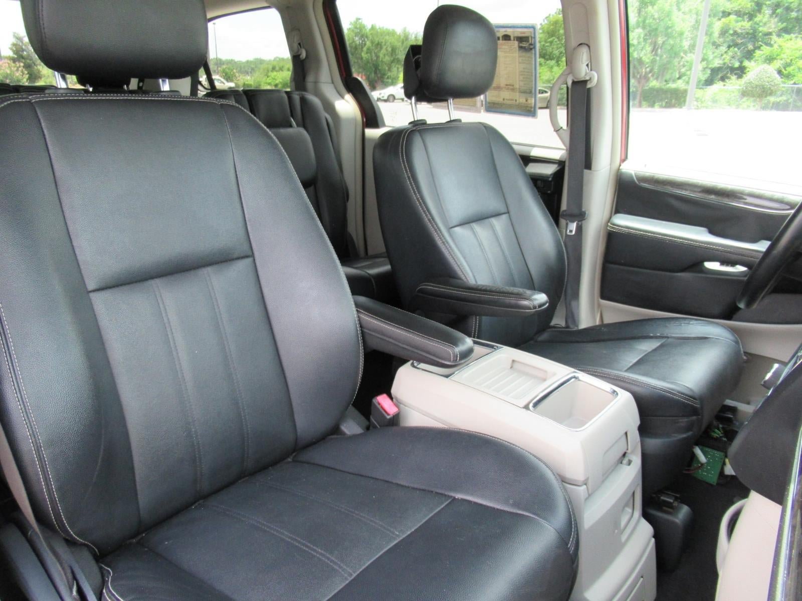 Used 2015 Chrysler Town & Country Touring FWD image 9