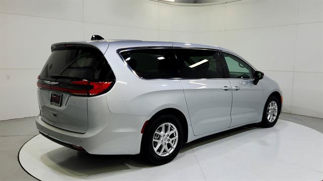 Used 2024 Chrysler Pacifica Touring-L FWD image 8