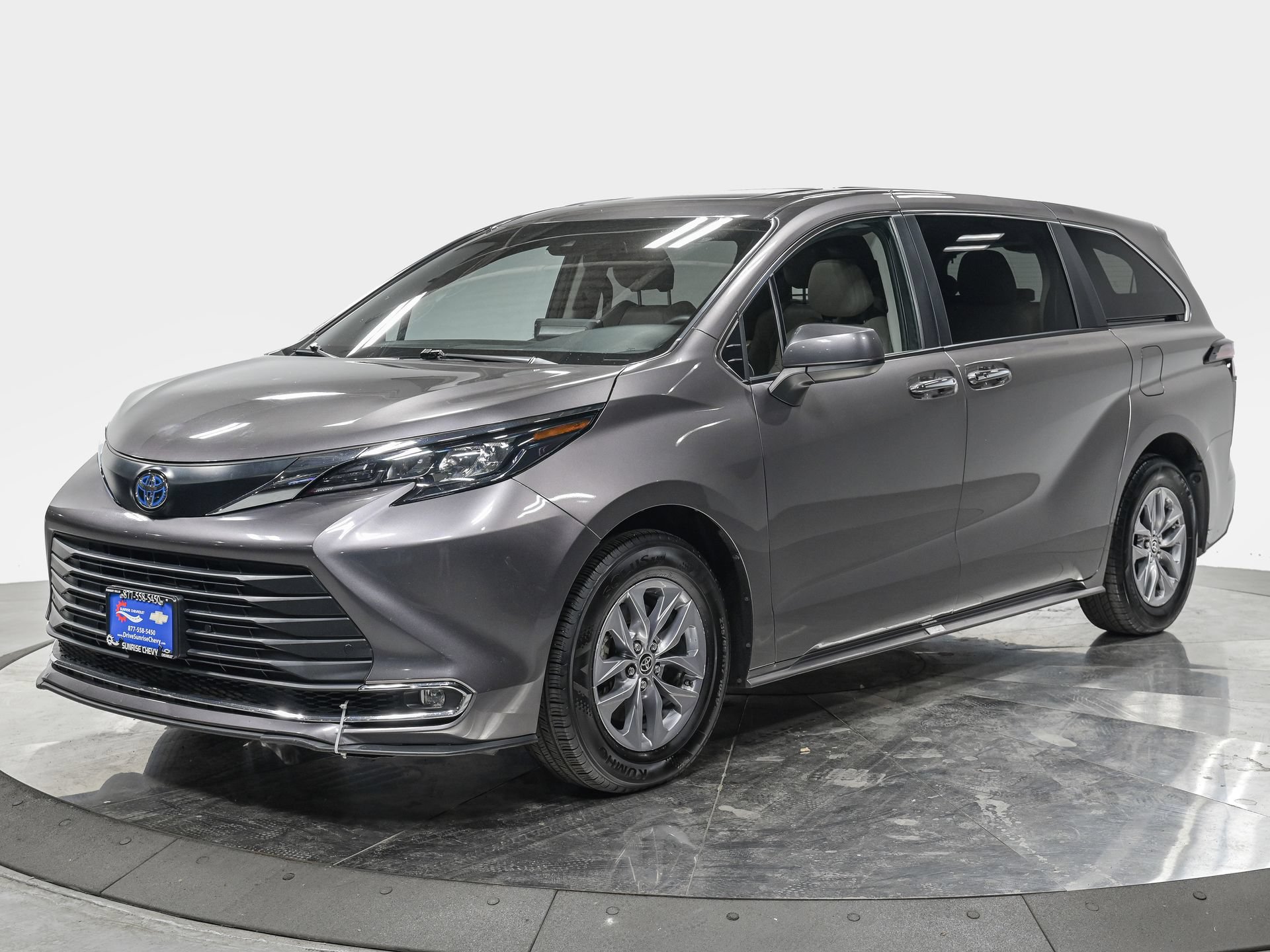 Used 2024 Toyota Sienna XLE FWD image 1