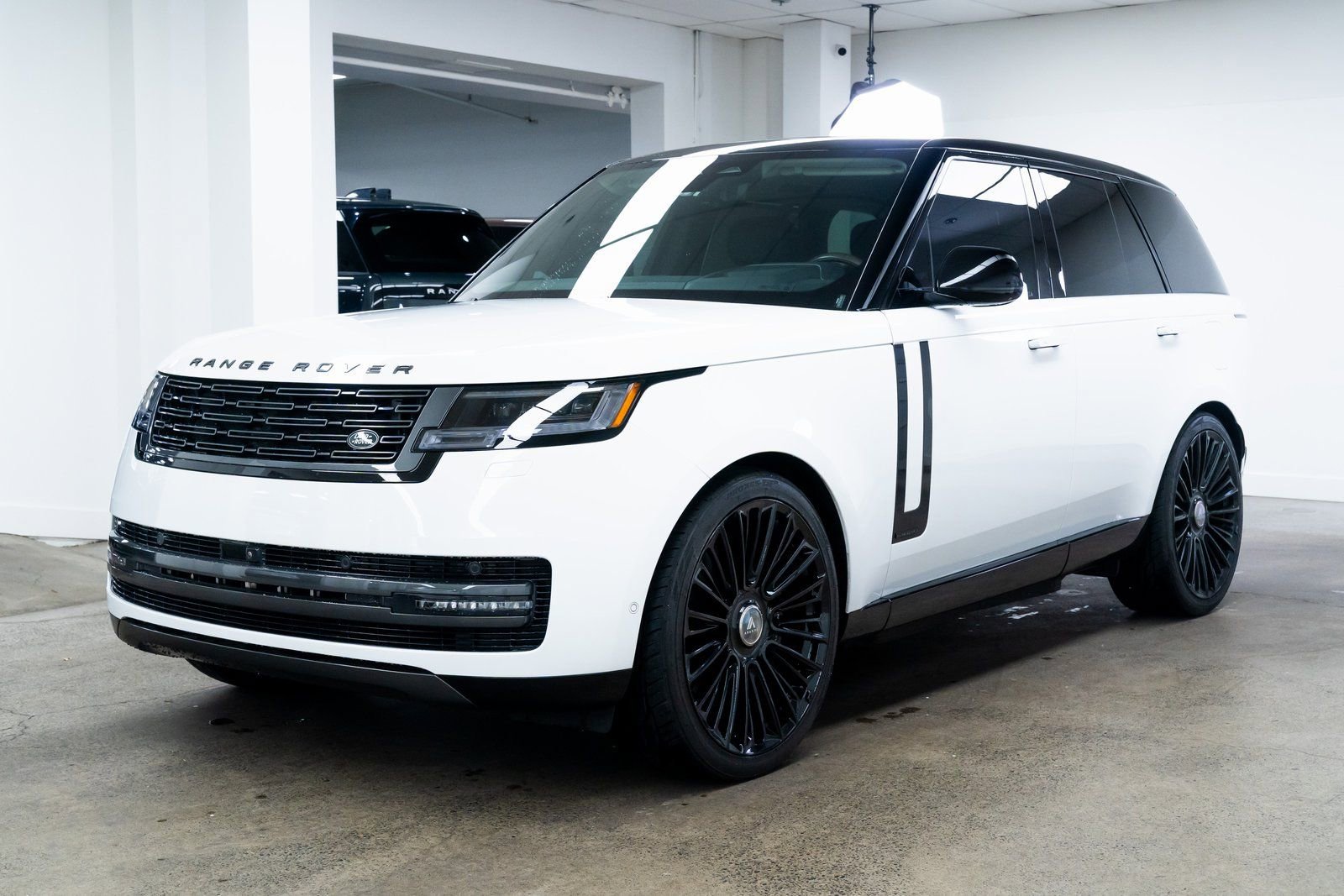 Used 2025 Land Rover Range Rover Autobiography image 3