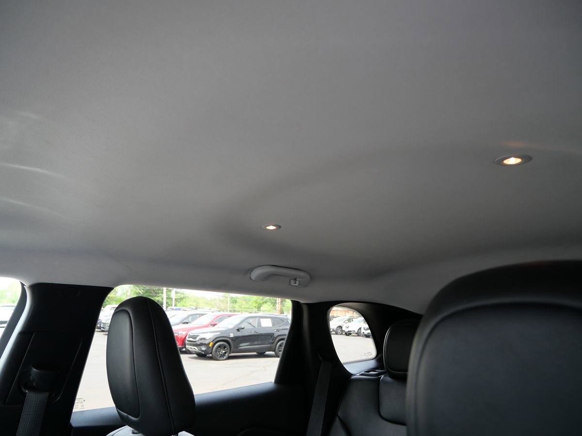 Used 2019 Jeep Cherokee Latitude Plus w/ Cold Weather Group AWD/4WD image 12