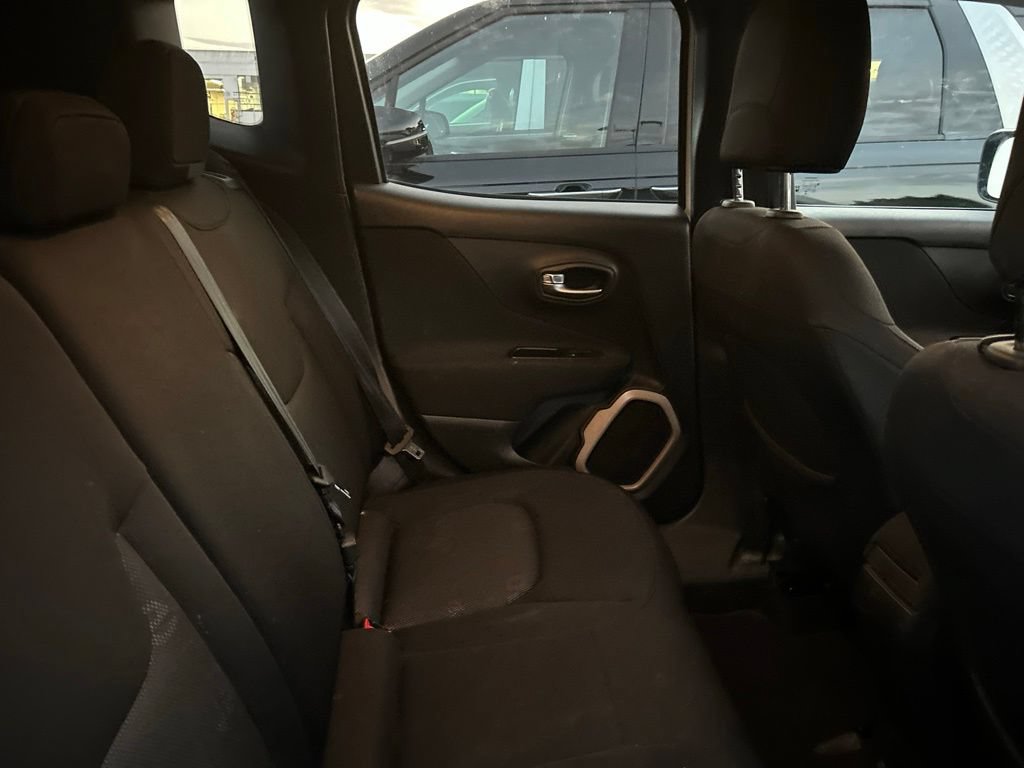 Used 2016 Jeep Renegade Latitude FWD image 11