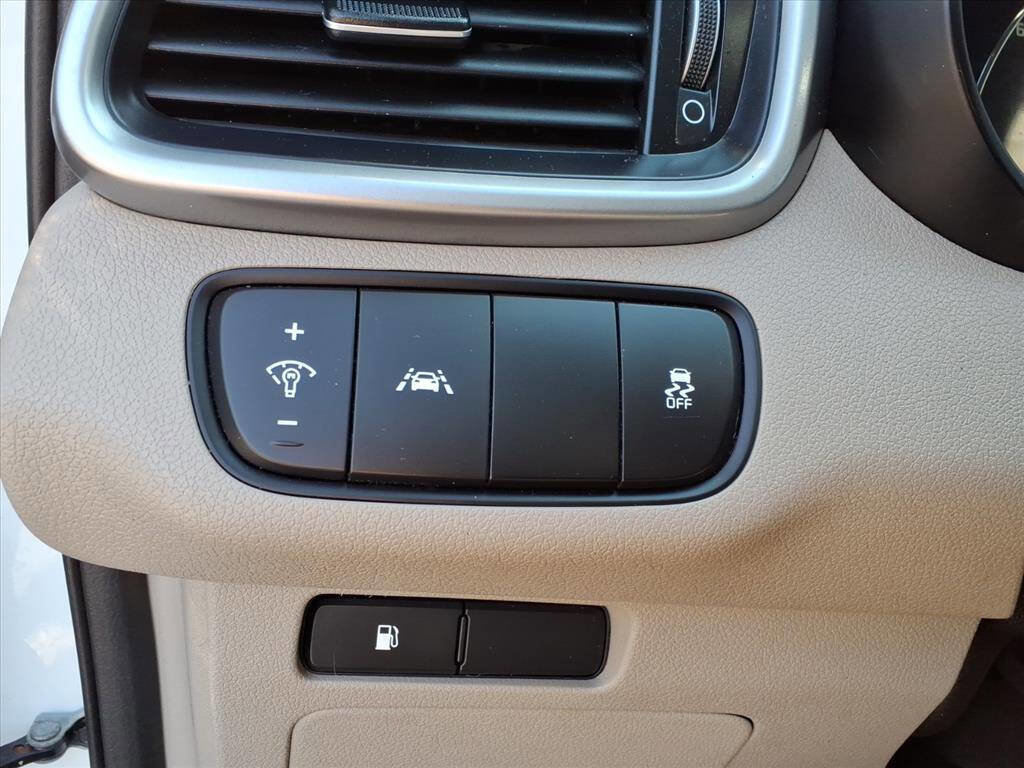 Used 2017 Kia Sorento LX w/ LX Convenience Package image 28