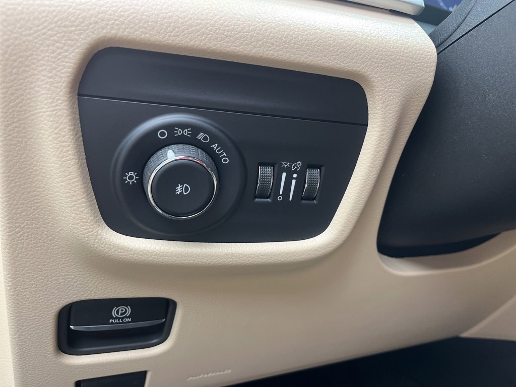 New 2025 Jeep Grand Cherokee L Limited w/ Luxury Tech Group II image 14