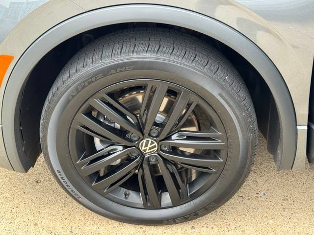 Certified 2024 Volkswagen Tiguan SE R-Line AWD/4WD image 19