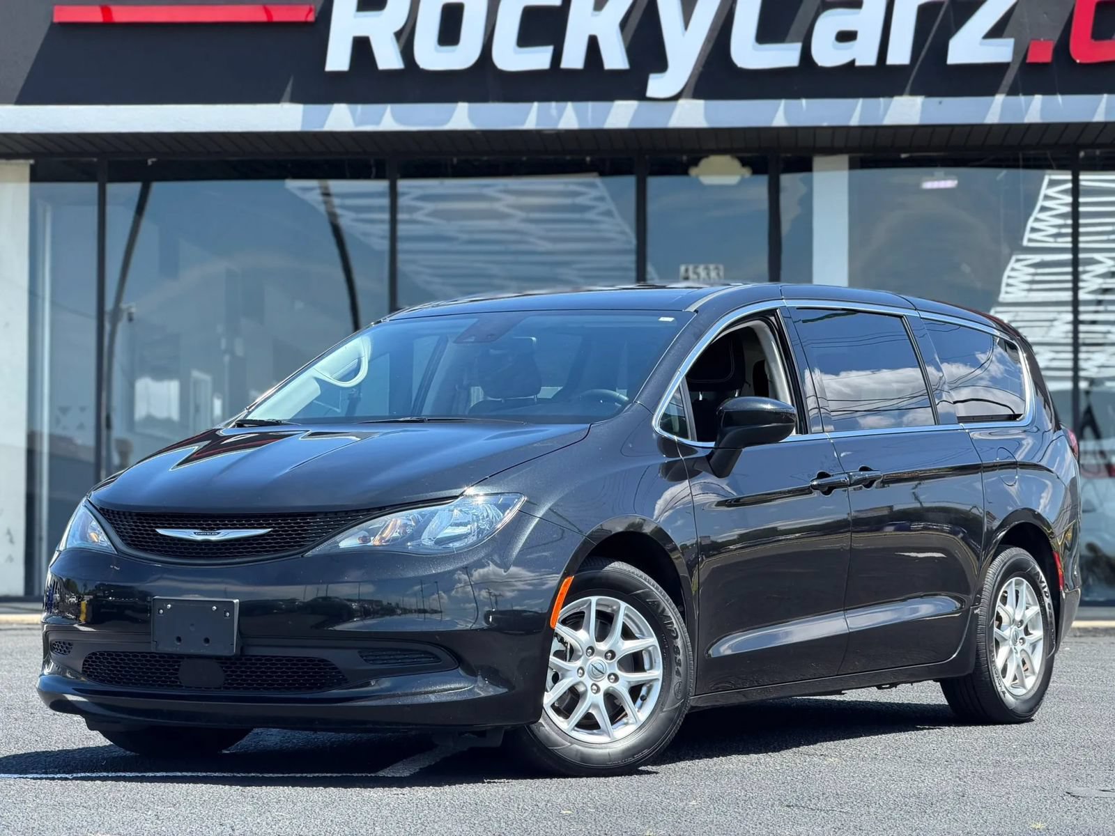Used 2023 Chrysler Voyager LX FWD image 3