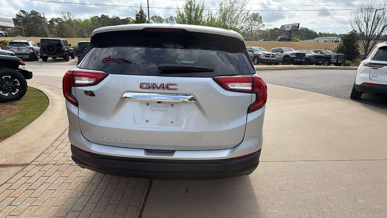 Used 2022 GMC Terrain SLE FWD image 9