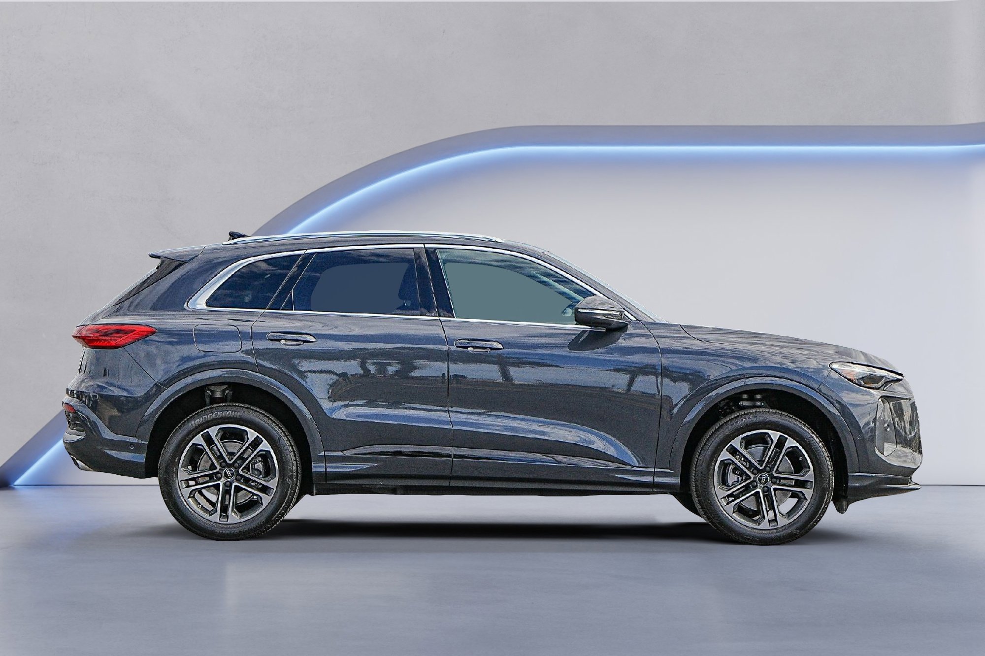 Certified 2025 Audi Q5 Premium w/ Convenience Package image 3