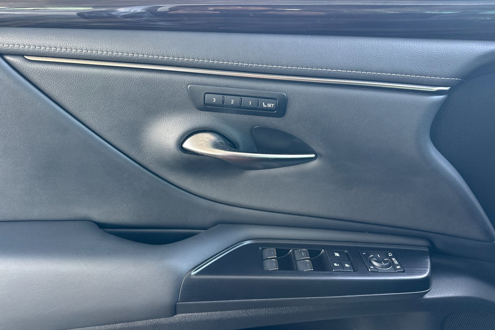 Used 2021 Lexus ES 300h w/ Premium Package image 11