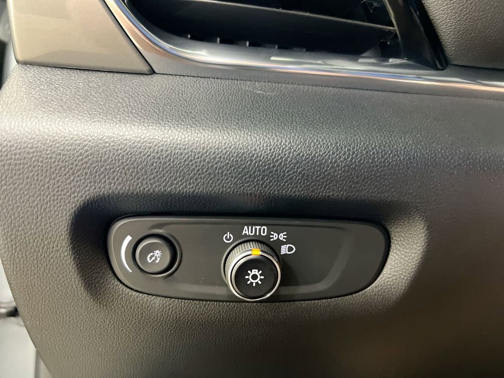 Used 2023 Chevrolet Traverse LT image 17