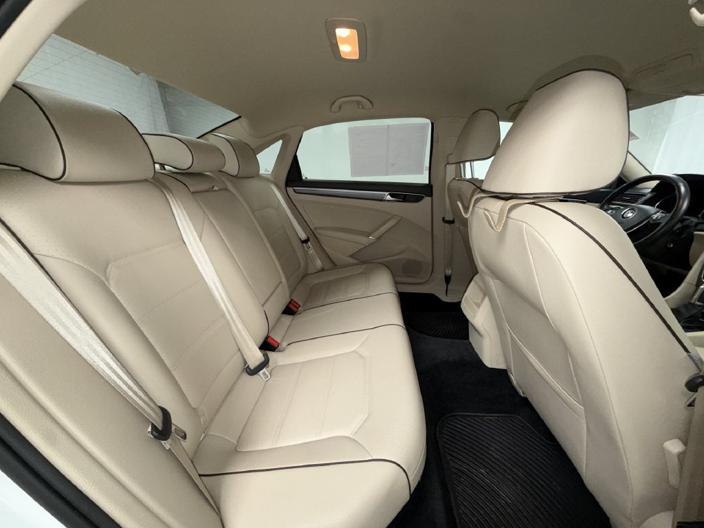 Used 2018 Volkswagen Passat 2.0T R-Line FWD image 19