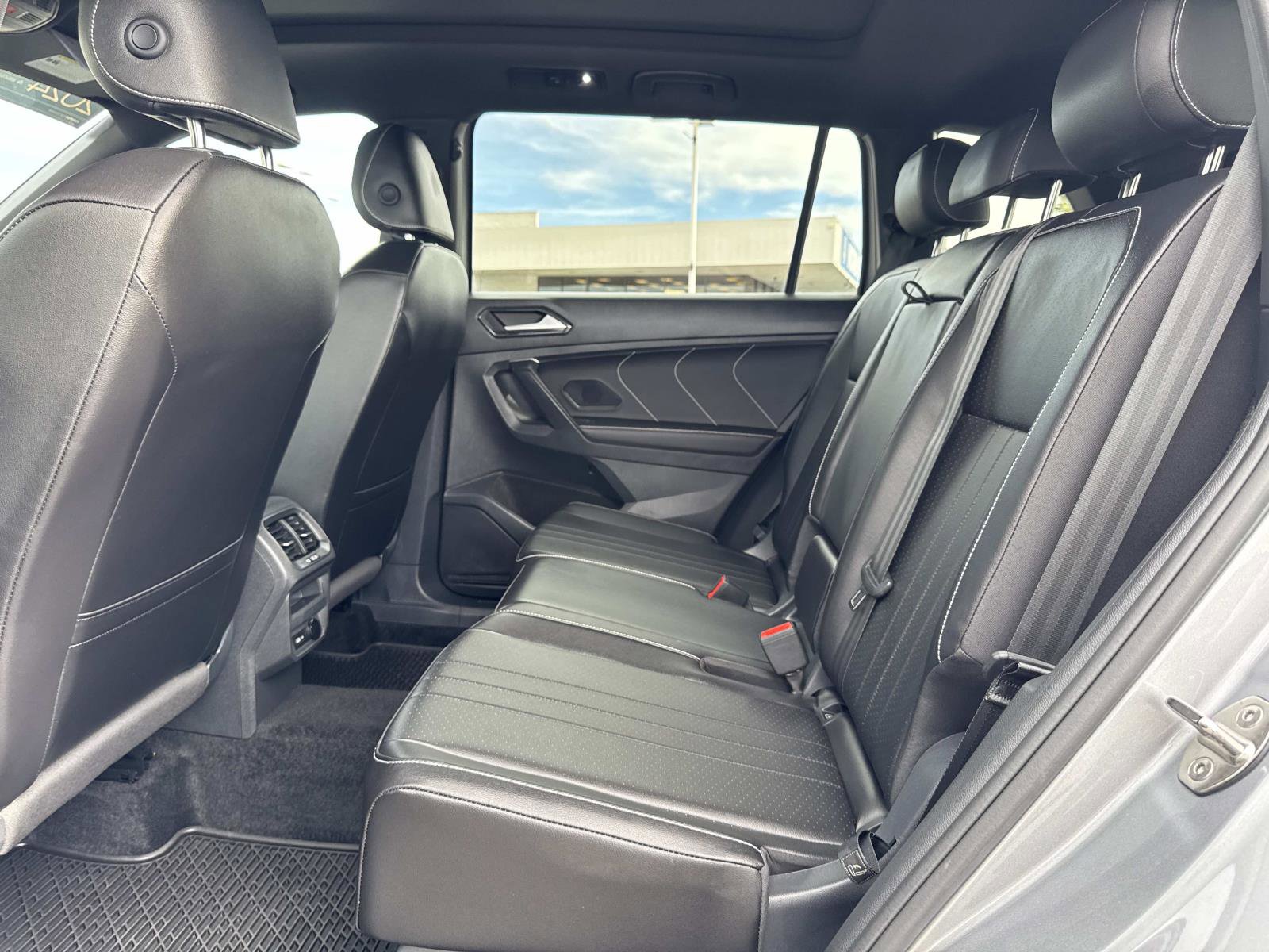 Certified 2024 Volkswagen Tiguan SE R-Line image 25