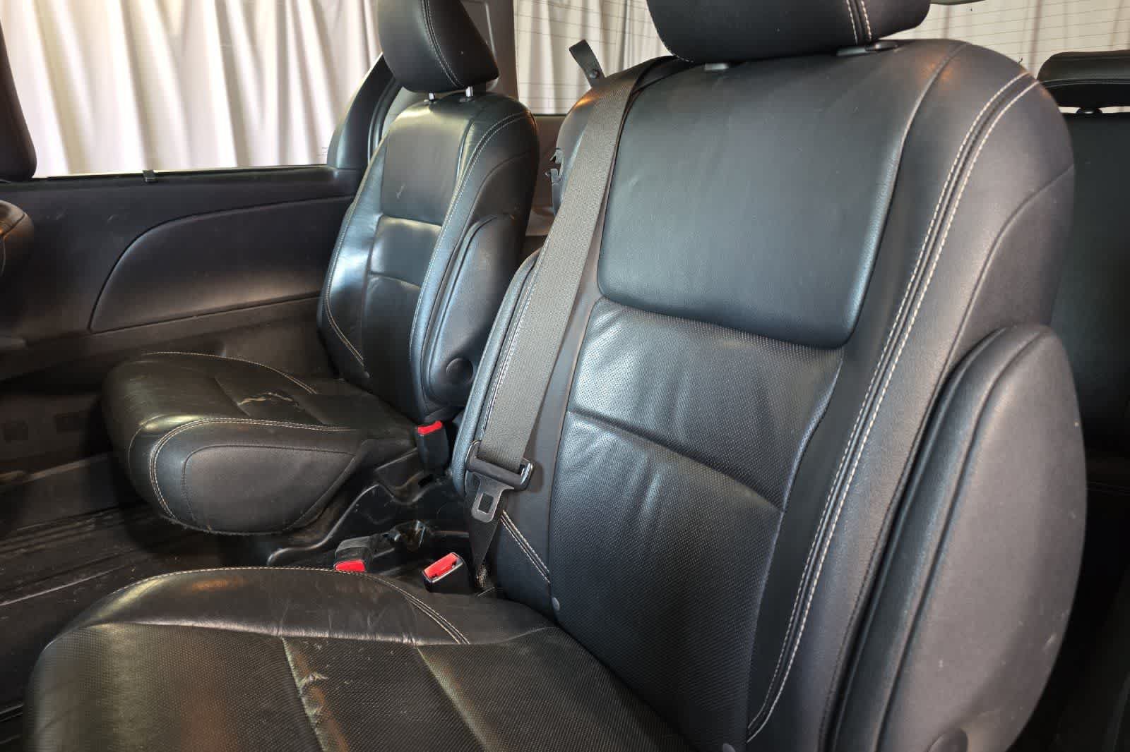 Used 2015 Toyota Sienna SE w/ SE Preferred Package FWD image 17