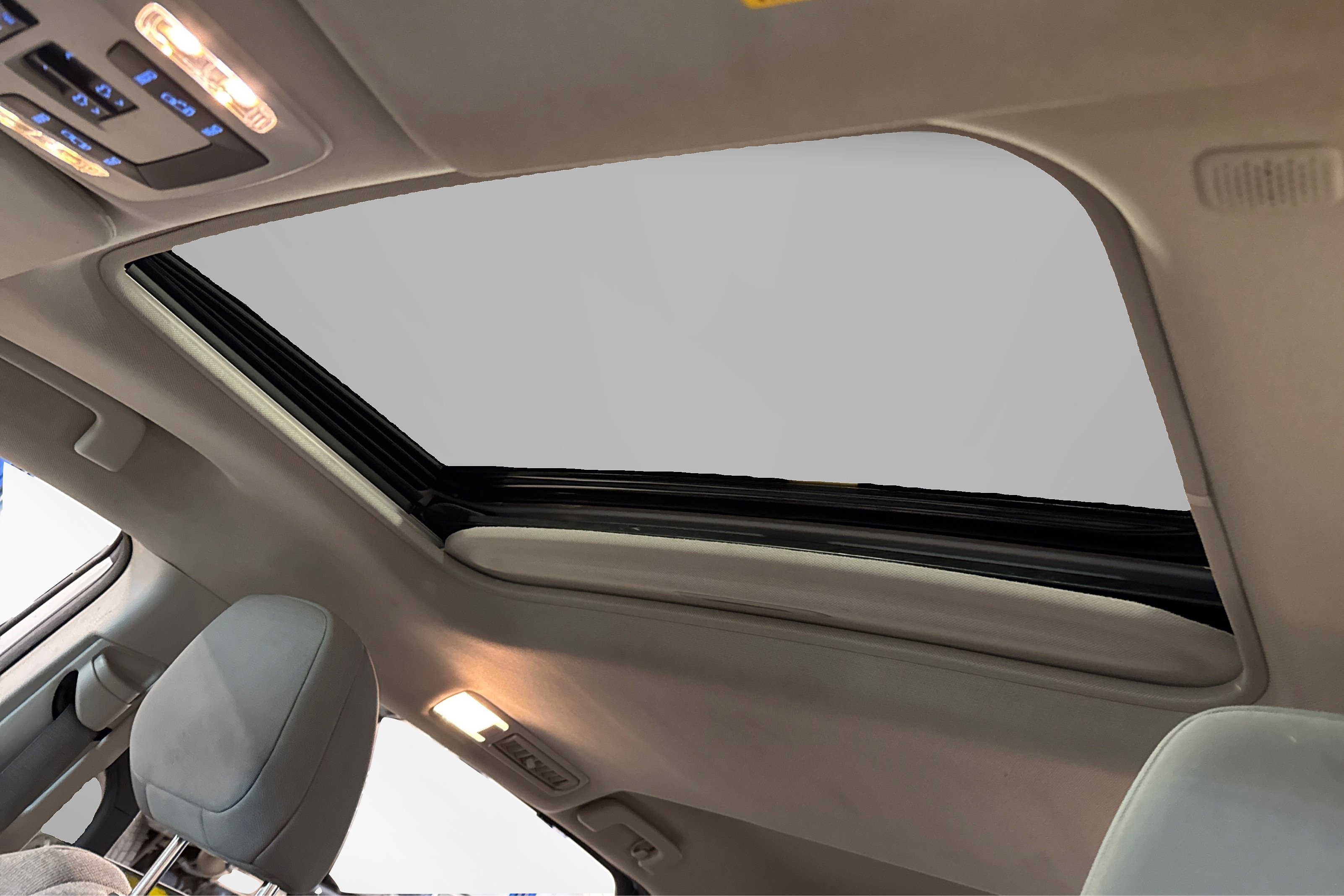 Used 2024 Toyota Sienna LE image 34