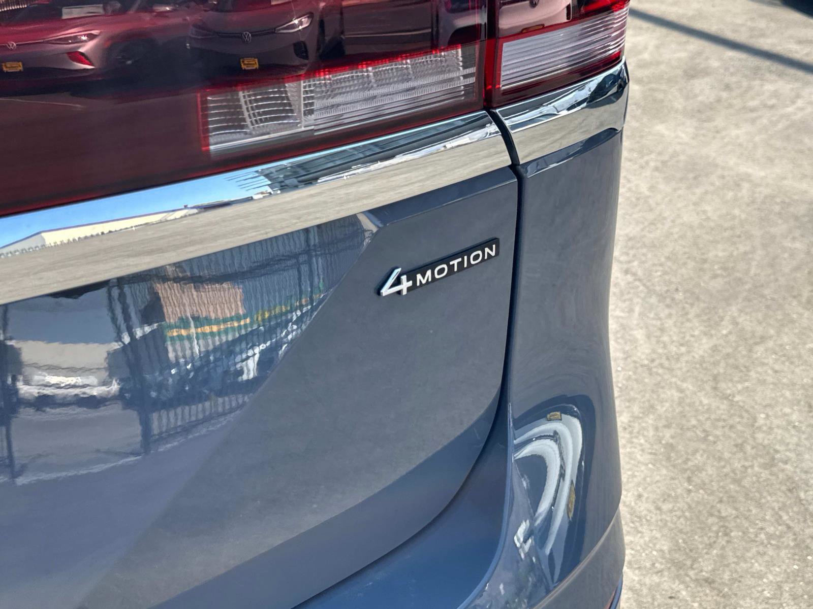 Certified 2025 Volkswagen Atlas SEL Premium R-Line image 7