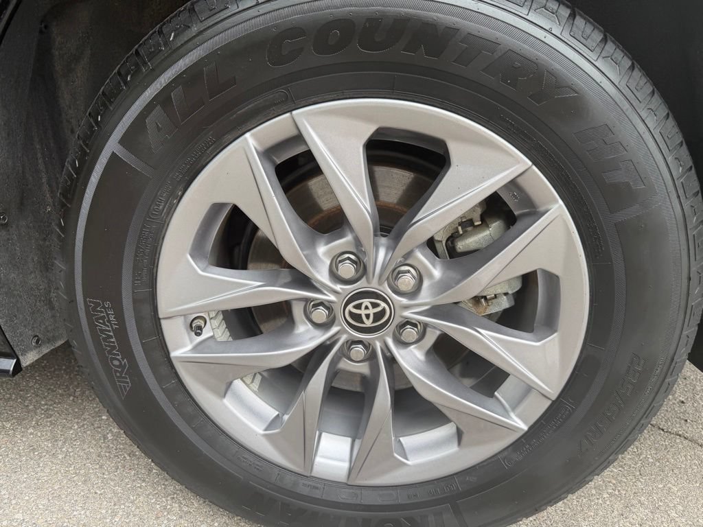 Used 2025 Toyota Sienna XLE FWD image 25