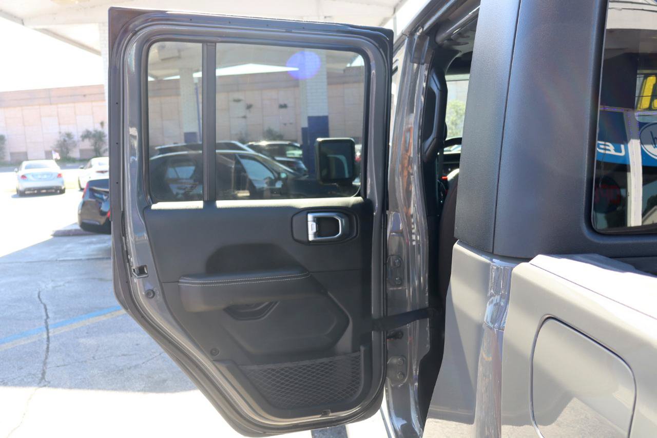 Used 2021 Jeep Gladiator Overland w/ Trailer Tow Package AWD/4WD image 16